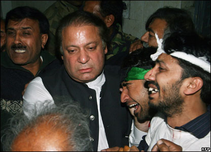 Nawaz Sharif, po ashtu ish-kryeministër dhe rival politik, tha se partia e tij e Lidhjes Myslimane do të bojkotonin zgjedhjet e ardhshme dhe bashkua me përkrahësit e Bhuttos në spital.