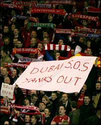 利物浦球迷打出标语