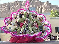شهروندان کره ای در حال نمايش در باميان افغانستان (عکس از خبرگزاری پژواک)