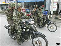 Quân đội Thái tuần tra trên xe máy