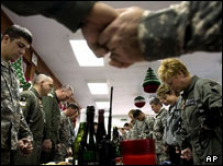 سربازان آمریکایی در مراسم کریسمس در کوزوو