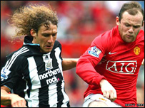 Fabricio Coloccini (trái) tân binh của Newcastle tranh tài cùng Wayne Rooney (MU)