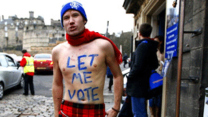 「讓我投票」，這位青年「赤裸裸」的表達訴求。