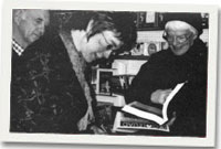 Menna Baines, un o'r golygyddion, yn arwyddo copi yn Siop Llên Llŷn