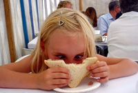 Alaw yn mwynhau brechdan