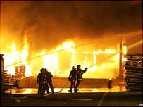 Paris'te itfaiye yetkilileri yangın söndürmeye çalışırken