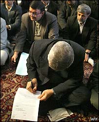 Poslanci podepisují své rezignace