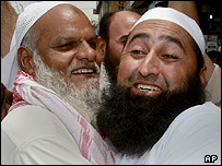 Müşerref'in istifa kararını kutlayan Pakistanlılar