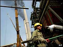 Trabalhador em uma geradora de energia no Iraque