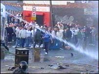 Policie musela použít vodní děla