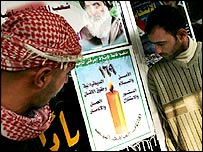 Adayların posterlerine bakan Iraklılar