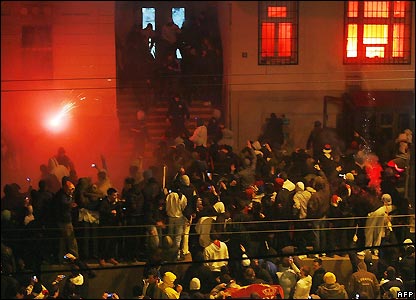 Rreth 1000 serbë sulmuan selinë e ambasadës amerikane, hynë brend, dhe menjëherë u vunë zjarrin disa dhomave. Në shënjestër u vunë edhe ambasadat e Britanisë së Madhe, Belgjikës, Kroacisë dhe Turqisë.