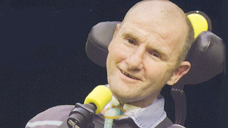 Llun Bryan Yogi Davies ar glawr ei lyfr