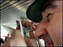 Agente da Frontex inspeciona passaporte