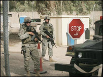 Amerikan askerleri nöbette