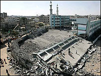 Gazze'de bombalanan bir okul