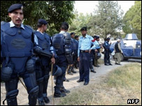 ماموران پلیس در اطراف خانه بوتو