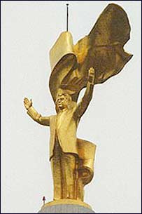 Золота статуя Ніязова