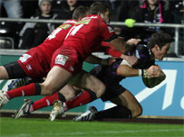 James Hook yn croesi am gais agoriadol y Gweilch