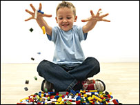 کودک در حال بازی با لگو