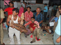 Vítimas no templo de Chamuda Devi. Foto: STRDEL/AFP/Getty Images