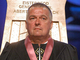 Euron Walters o Lundain, enillydd Tlws y Cerddor am yr eilwaith.