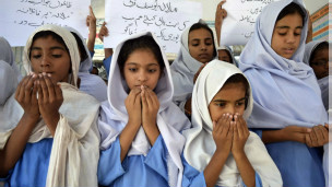 Пакистандык өспүрүм кыздар Малаланын сакайып кетишин тилеп, дуба кылышууда.