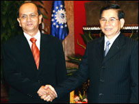 Chủ tịch Việt Nam Nguyễn Minh Triết bắt tay tướng Thein Sein ở Hà Nội hôm 9/11/2007