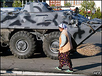 Andican'da bir kadın tank önünden yürürken