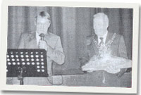 Burgemeister Bender a'r Maer Raymond Bartley