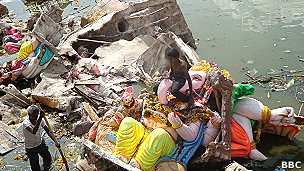 झील में गणपति विसर्जन