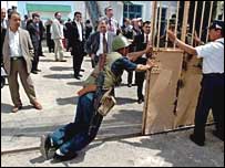 ديپلماتهای خارجی هنگام ورود به زندان انديجان