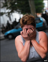 Georgiana chora em frente a hospital após bombardeios em Gori no sábado
