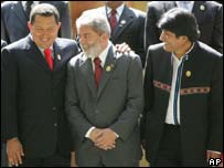 Os presidentes da Venezuela, Hugo Chávez, do Brasil, Luiz Inácio Lula da Silva, e da Bolívia, Evo Morales