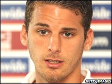 Bentley khởi đầu sự nghiệp với CLB Arsenal, đối thủ lớn của Tottenham