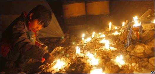 Niño en una vigilia en el campamento Esperanza
