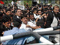 سپریم کورٹ کے باہر کشیدگی(فائل فوٹو)