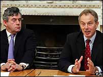 Tony Blair (dir) e Gordon Brown