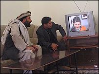 مردان افغان در حال تماشای سریال