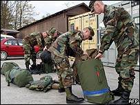 Çantalarını toplayan ABD askerleri