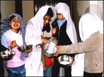 قاشق زنی يکی از تفريحات جوانترها در شب چهارشنبه سوری است