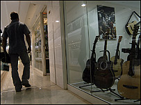 یک گیتار فروشی در کابل