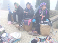 Phụ nữ Dao bán hàng trong sương ở Sa Pa-ảnh của Lương Trọng Nghĩa