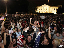 Multidões celebraram em frente à Casa Branca (AP)