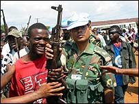 Milicianos da Libéria mostram armas