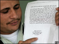 Homem jordaniano com cópia da carta ditada por Saddam