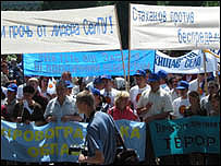 Поблизу маєтку Засух у селі Ковалівка відбулися протести селян проти дій міліції