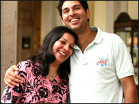 युवराज सिंह अपनी माँ के साथ (फोटो: कीर्ति सुर्वे पराडे, पीपुल)