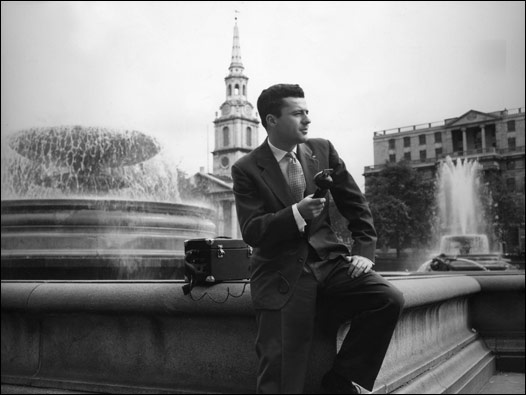 BBC Türkçe yapımcısı Özcan Ergüder, Trafalgar meydanındaki gündüz trafiğini Türk dinleyicileri için tasvir ediyor. İki Şehir programının o ayki bölümü Londra'nın Batısı ve İstanbul'un Avrupa yakasını buluşturuyordu. 14/06/1956 © BBC