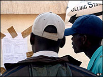 Eleitores no Zimbábue conferem resultado de eleições